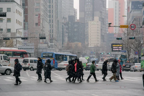 Seul, Kore - 13 Aralık 2018: Sahnede yürüyen insanlar
