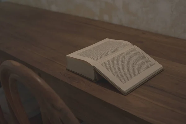 Masaya yerleştirilen eski kitaplar.