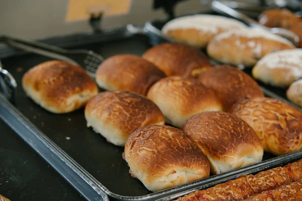 Fırıncıların yakın çekim çalışması. Ev yapımı ekmek. Kahvaltı w yeme