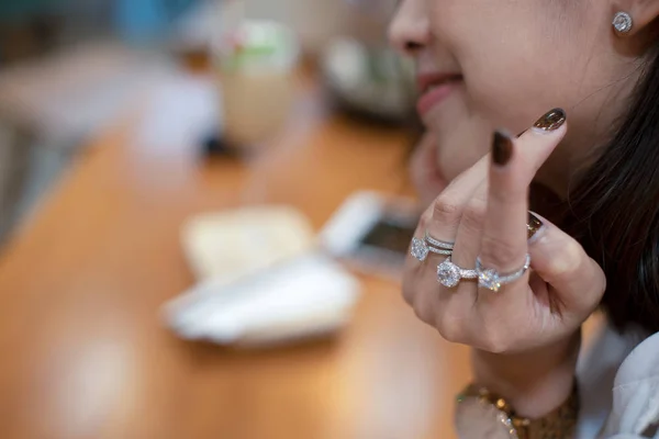 Zarif nişan elmas yüzük tutan kadın eli yakın