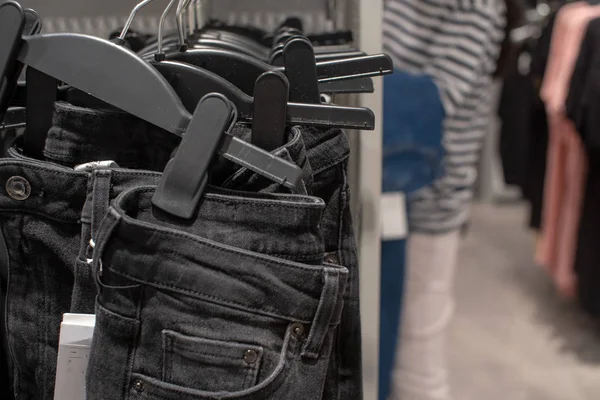 Kot dükkanda satışa koymak, bir giyim mağazasında satıcı.