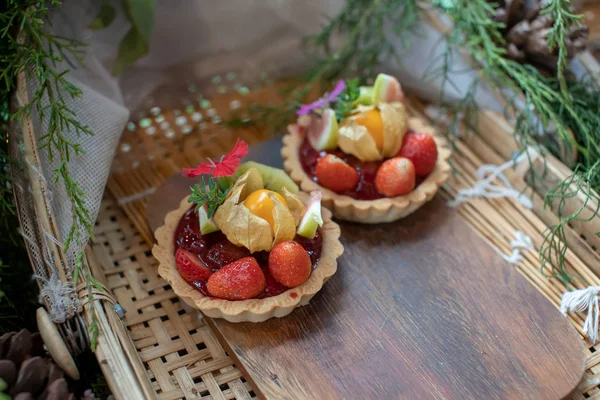 Bambu yemekleri üzerinde karışık meyve tart.