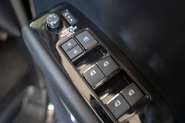  Sürücü yerinin içinde otomatik pencere düğmesi kontrolü. Ayna kontrol k