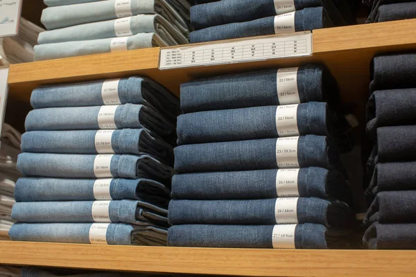 Kot dükkanda satışa koymak, bir giyim mağazasında satıcı.