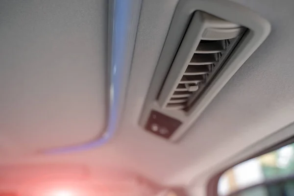 Klima ızgarası ile arabada iç ışıklar. hava con