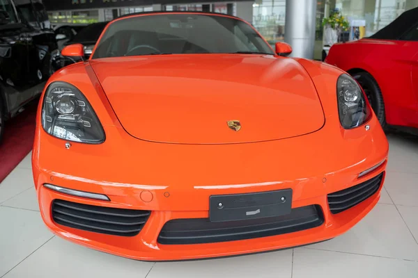 Bangkok,Tayland - Nis 23:Porsche Boxster kırmızı araba ekranda 