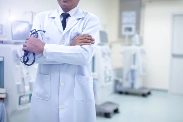 Hastanede doktor ve ileri diyaliz ekipmanları,C için Kavram