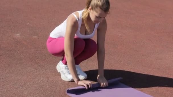 Женщина Тренируется Летом Стадионе — стоковое видео