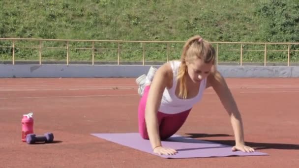 Mulher Trabalhando Verão Estádio — Vídeo de Stock