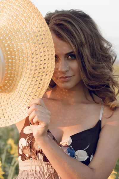 Joven Hermosa Mujer Usando Sombrero Campo Girasoles —  Fotos de Stock