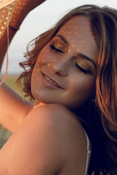 Joven Hermosa Mujer Usando Sombrero Campo Girasoles —  Fotos de Stock