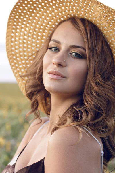 Joven Hermosa Mujer Usando Sombrero Campo Girasoles —  Fotos de Stock