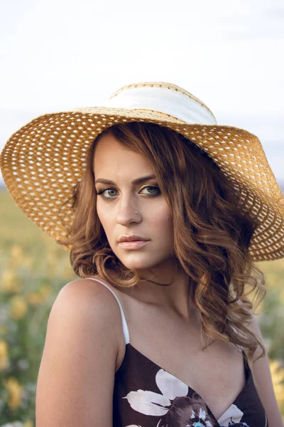 Joven Hermosa Mujer Usando Sombrero Campo Girasoles —  Fotos de Stock