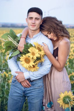 Ayçiçeği funy ve sevgi ile gülümseyen genç çift