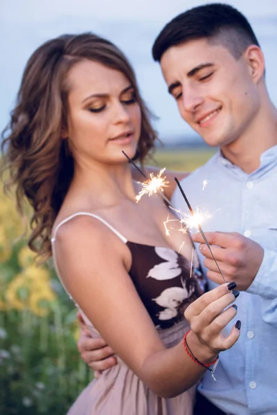 Coppia Felice Tiene Luci Bengala Sullo Sfondo Girasoli Serale Notte — Foto Stock