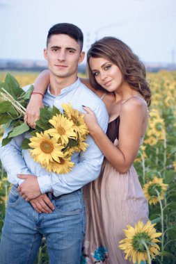 Ayçiçeği funy ve sevgi ile gülümseyen genç çift