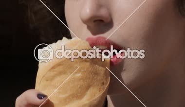 Kırmızı erkek Close-up ısırma ekmek dudakları