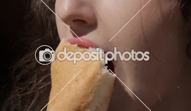 Kırmızı erkek Close-up ısırma ekmek dudakları