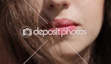 saç geliştirme ile şehvetli biraz açık kadın dudaklar Close-up