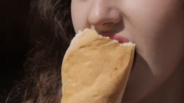 Close Van Rode Vrouwelijke Lips Bijten Brood — Stockvideo