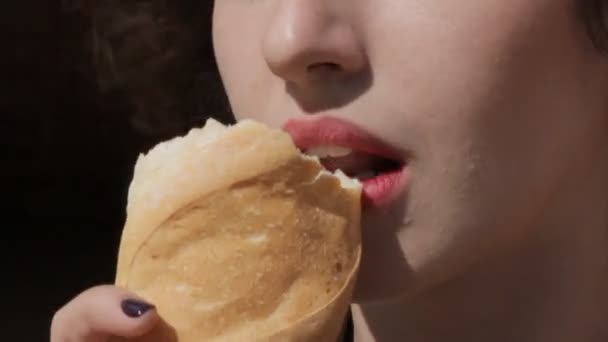Close Van Rode Vrouwelijke Lips Bijten Brood — Stockvideo