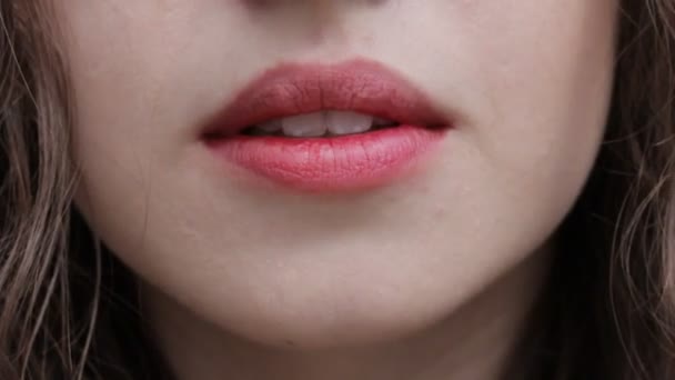 Close Lábios Femininos Sensuais Ligeiramente Abertos Com Cabelo Desenvolvimento — Vídeo de Stock