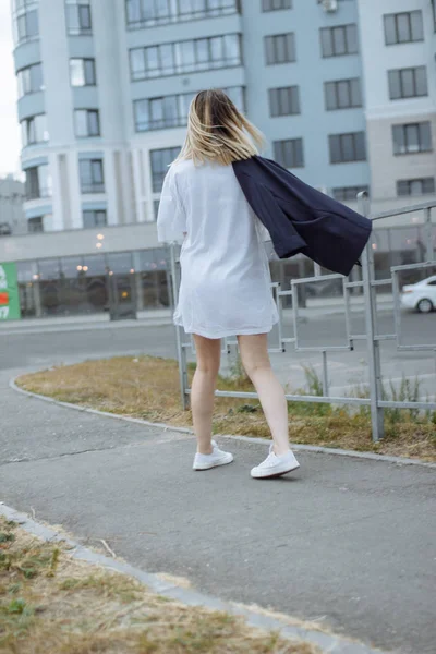 Vacker Kvinna Med Nude Ben Promenader Runt Staden Gatan Klädd — Stockfoto