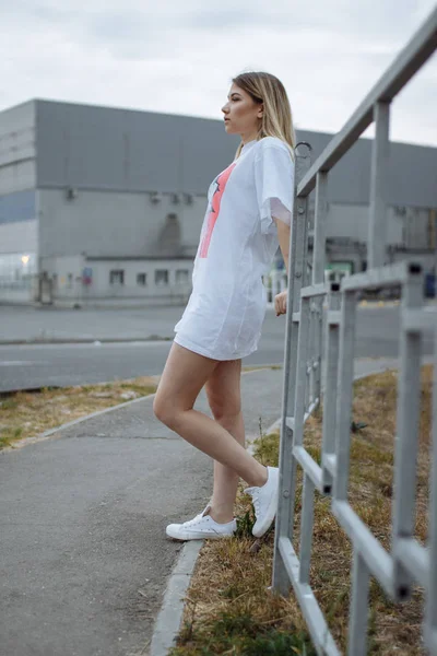 Vacker Kvinna Med Nude Ben Promenader Runt Staden Gatan Klädd — Stockfoto