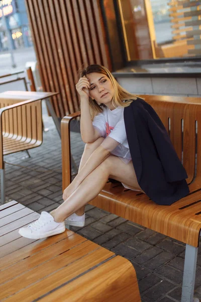 Caucásico Morena Chica Sentado Cafetería Terraza Larga Camisa Blanca Chaqueta —  Fotos de Stock