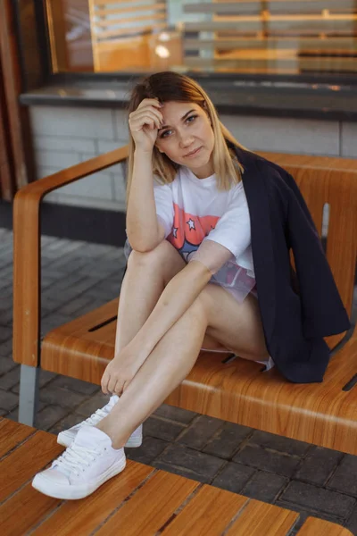 Caucásico Morena Chica Sentado Cafetería Terraza Larga Camisa Blanca Chaqueta —  Fotos de Stock