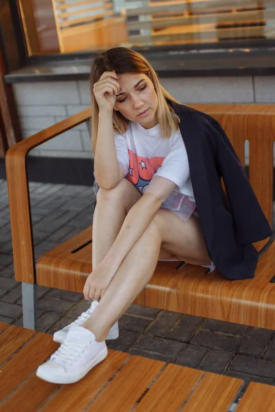 Caucásico Morena Chica Sentado Cafetería Terraza Larga Camisa Blanca Chaqueta —  Fotos de Stock