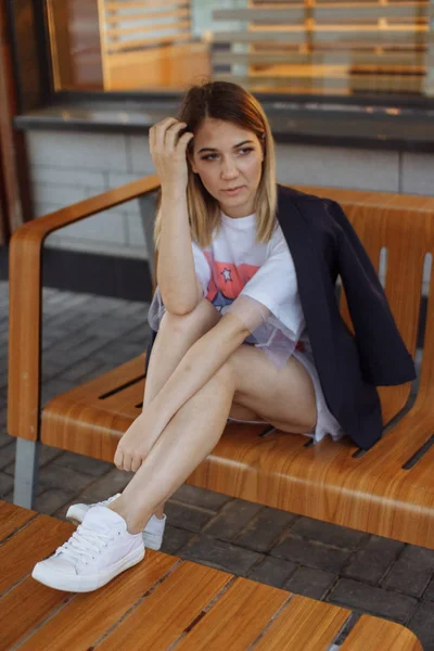 Caucásico Morena Chica Sentado Cafetería Terraza Larga Camisa Blanca Chaqueta —  Fotos de Stock