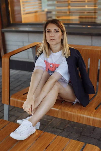 Caucásico Morena Chica Sentado Cafetería Terraza Larga Camisa Blanca Chaqueta —  Fotos de Stock