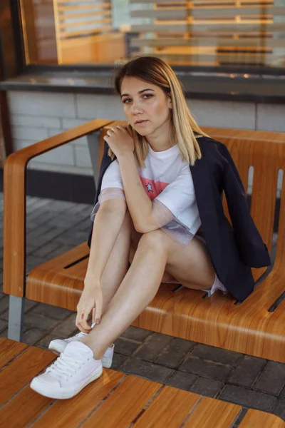 Caucásico Morena Chica Sentado Cafetería Terraza Larga Camisa Blanca Chaqueta —  Fotos de Stock