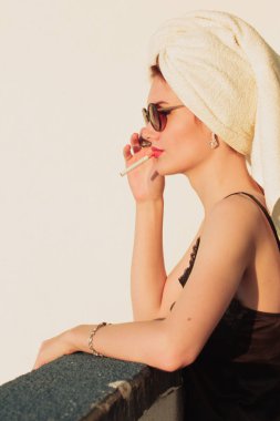 Duş Banyo balkon bir havlu ile kafasına gitti ve sokağın görünüyor sonra kız