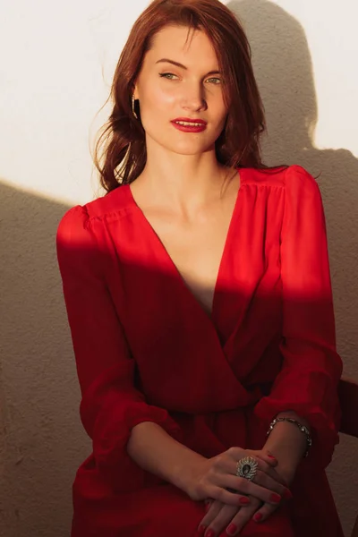 Chica Joven Morena Pie Balcón Atardecer Vestido Rojo Gafas Sol —  Fotos de Stock