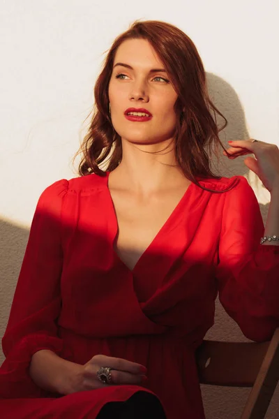 Chica Joven Morena Pie Balcón Atardecer Vestido Rojo Gafas Sol —  Fotos de Stock