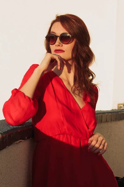 Chica Joven Morena Pie Balcón Atardecer Vestido Rojo Gafas Sol —  Fotos de Stock
