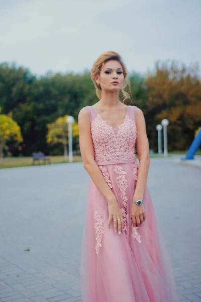 Mladá Krásná Žena Dlouhé Růžové Šaty Večerní Pěší Cesta Parku — Stock fotografie