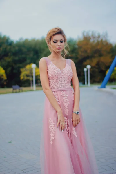 Молодая Красивая Женщина Длинном Розовом Вечернем Платье Прогулочная Дорожка Парке — стоковое фото