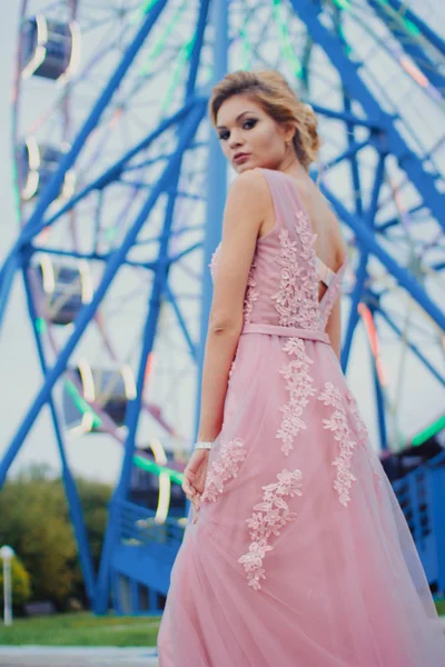 Ung Vacker Kvinna Långa Rosa Klänning Väg Park Mode Stil — Stockfoto