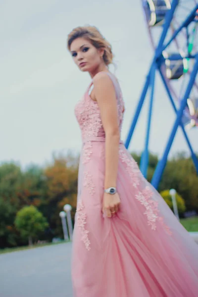 Young Beautiful Woman Long Pink Evening Dress Walking Path Park — Stock Photo, Image