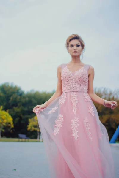 Mladá Krásná Žena Dlouhé Růžové Šaty Večerní Pěší Cesta Parku — Stock fotografie