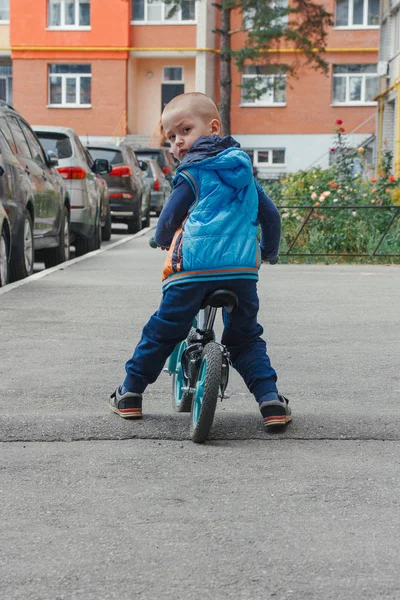 Niño Pequeño Montando Una Bicicleta Equilibrio Largo Del Camino Patio — Foto de Stock