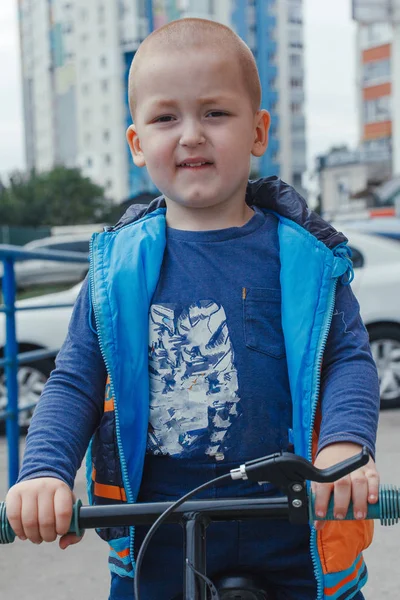 Niño Pequeño Montando Una Bicicleta Equilibrio Largo Del Camino Patio — Foto de Stock