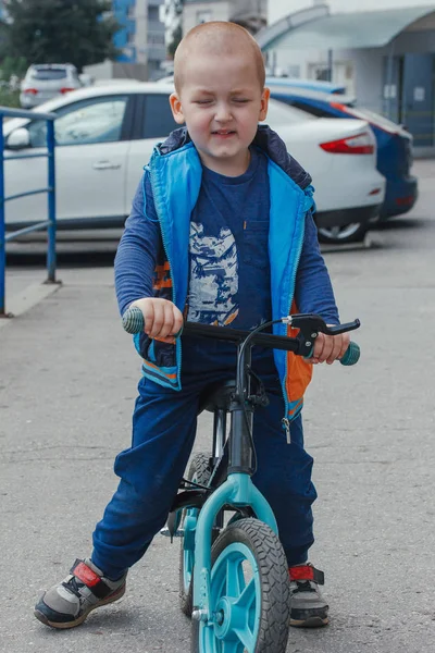 Niño Pequeño Montando Una Bicicleta Equilibrio Largo Del Camino Patio — Foto de Stock