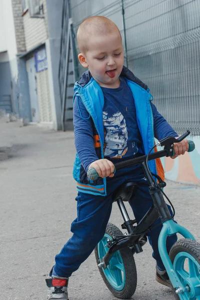 Niño Pequeño Montando Una Bicicleta Equilibrio Largo Del Camino Patio — Foto de Stock