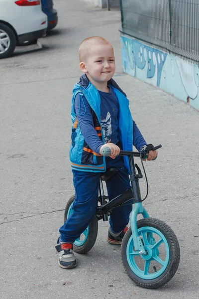 Niño Pequeño Montando Una Bicicleta Equilibrio Largo Del Camino Patio — Foto de Stock