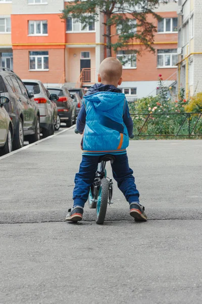 Niño Pequeño Montando Una Bicicleta Equilibrio Largo Del Camino Patio — Foto de Stock