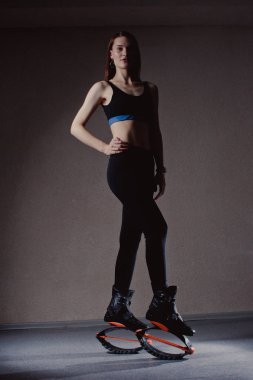 Genç kız Kangoo ayakkabı ile egzersiz. beden eğitimi ve spor güzel kız. Kangoo atlama. Spor eğitim Kangoo atlama içinde güzel kızlar